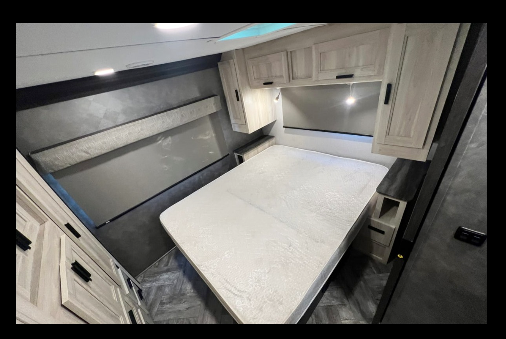 C15 Luxury SUNSEEKER 10 Sleeper w Bunks! 2 SlideRooms - STARLINK Internet