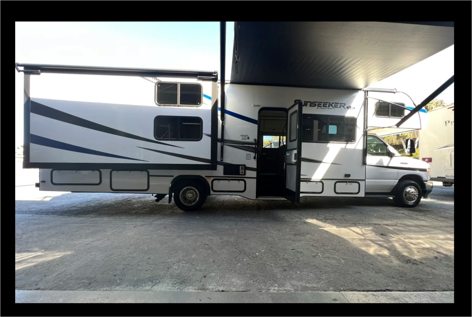 C15 Luxury SUNSEEKER 10 Sleeper w Bunks! 2 SlideRooms - STARLINK Internet