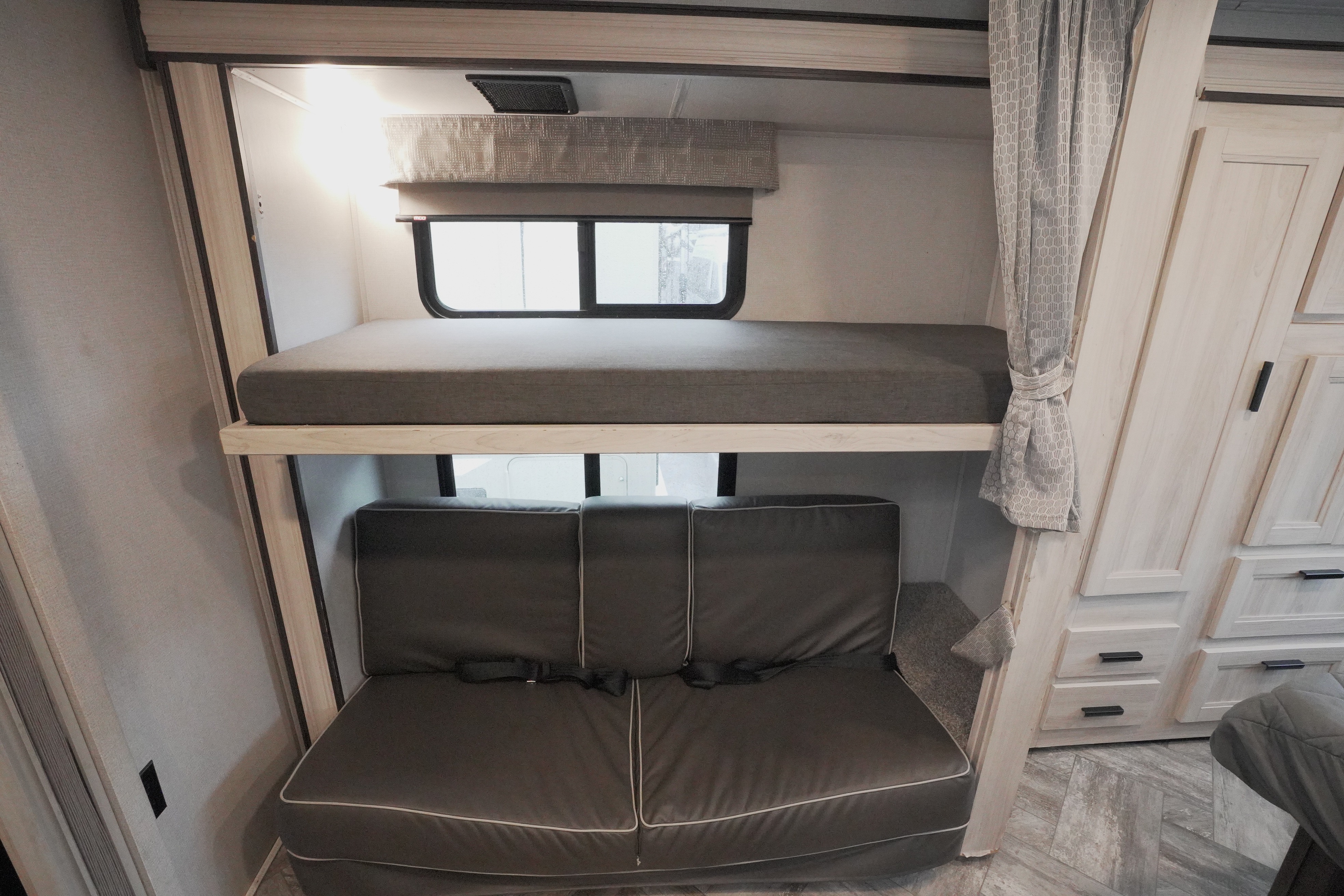 C15 Luxury SUNSEEKER 10 Sleeper w Bunks! 2 SlideRooms - STARLINK Internet