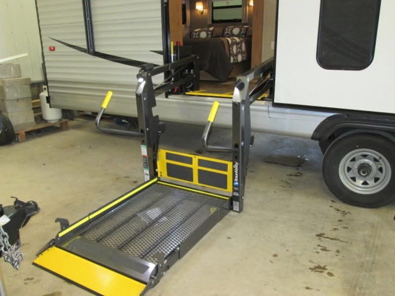Wheelchair accessible RV travel trailer
