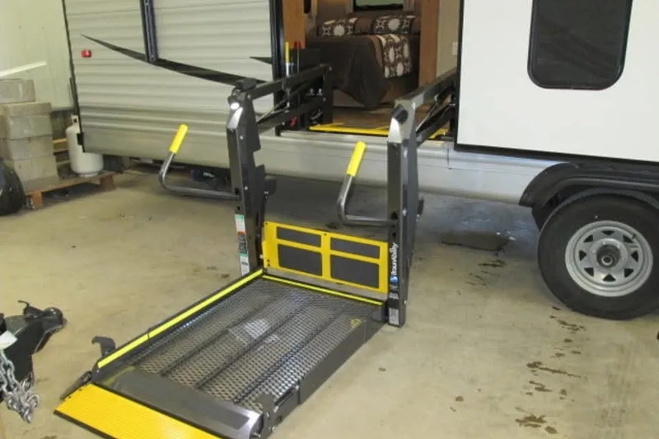 Wheelchair accessible RV travel trailer