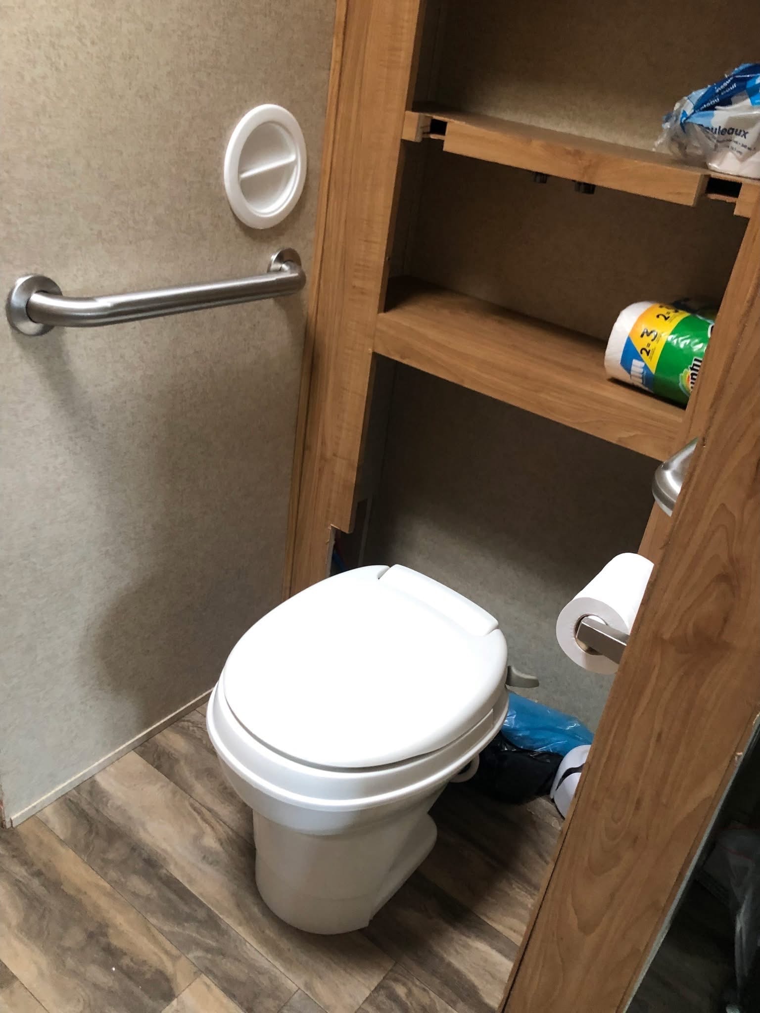 Wheelchair accessible RV travel trailer