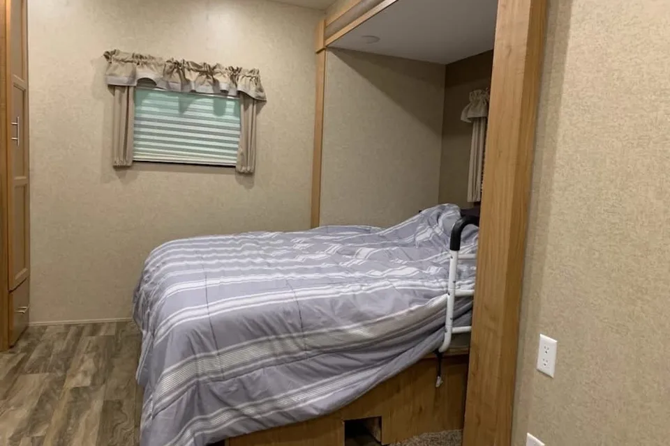 Wheelchair accessible RV travel trailer