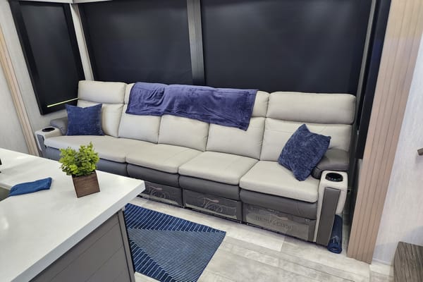 Grand Design Momentum 399 TH-R