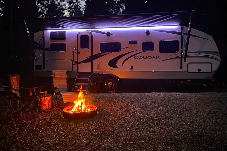 30’ King Bed, Bunks, Huge Kitchen, Griddle, Kayaks, and more!!