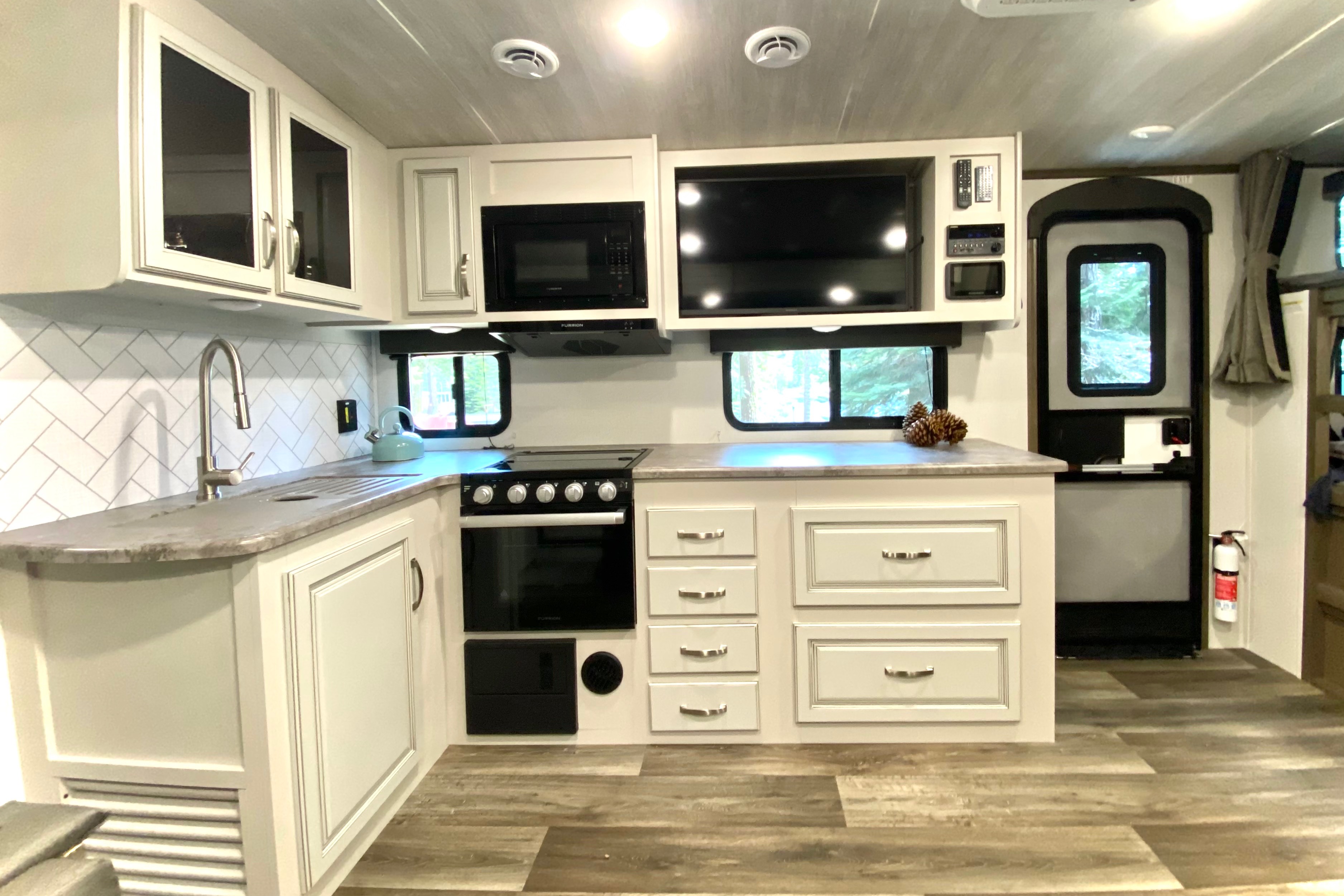 30’ King Bed, Bunks, Huge Kitchen, Griddle, Kayaks, and more!!