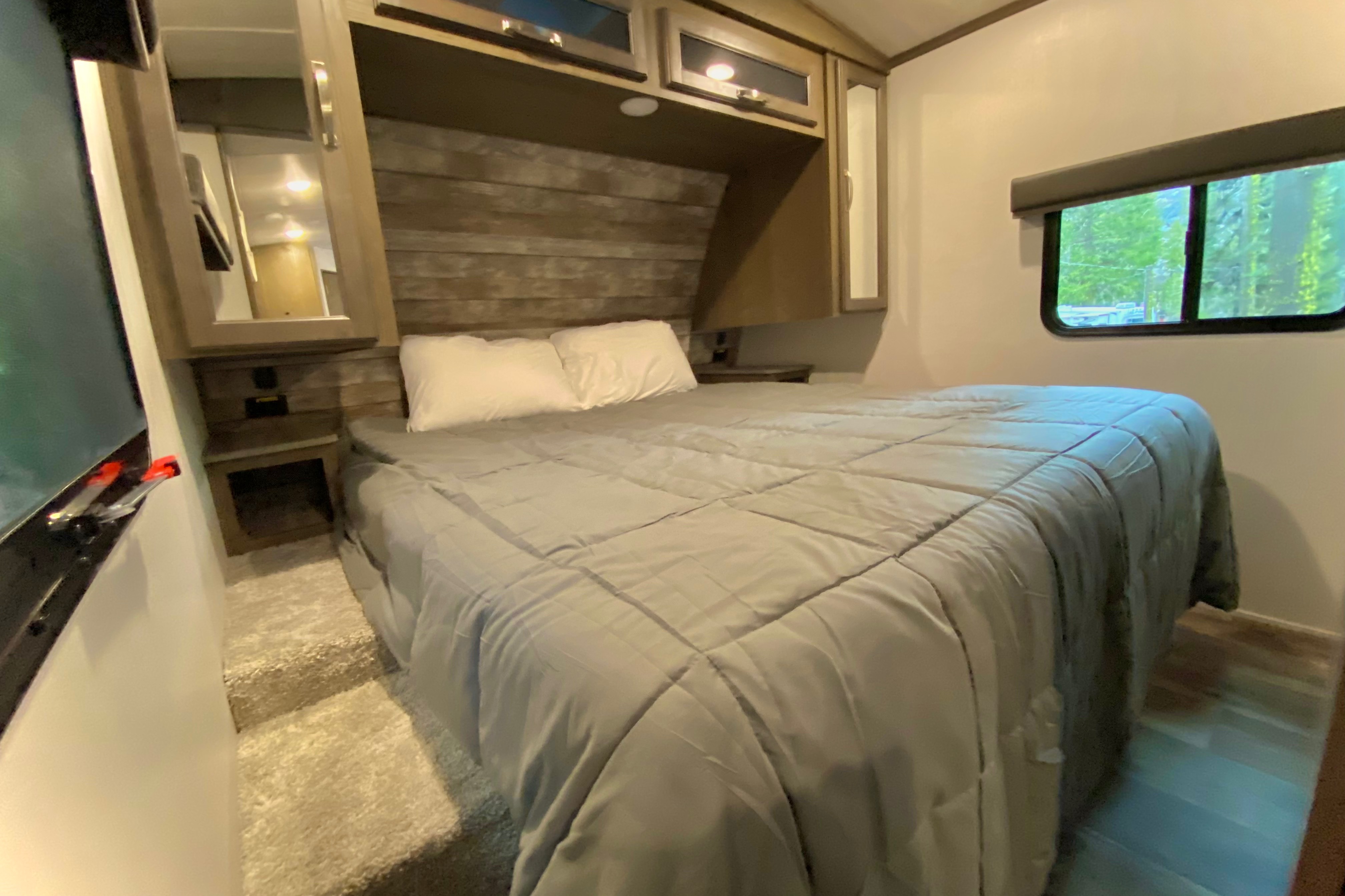 30’ King Bed, Bunks, Huge Kitchen, Griddle, Kayaks, and more!!