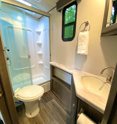 30’ King Bed, Bunks, Huge Kitchen, Griddle, Kayaks, and more!!