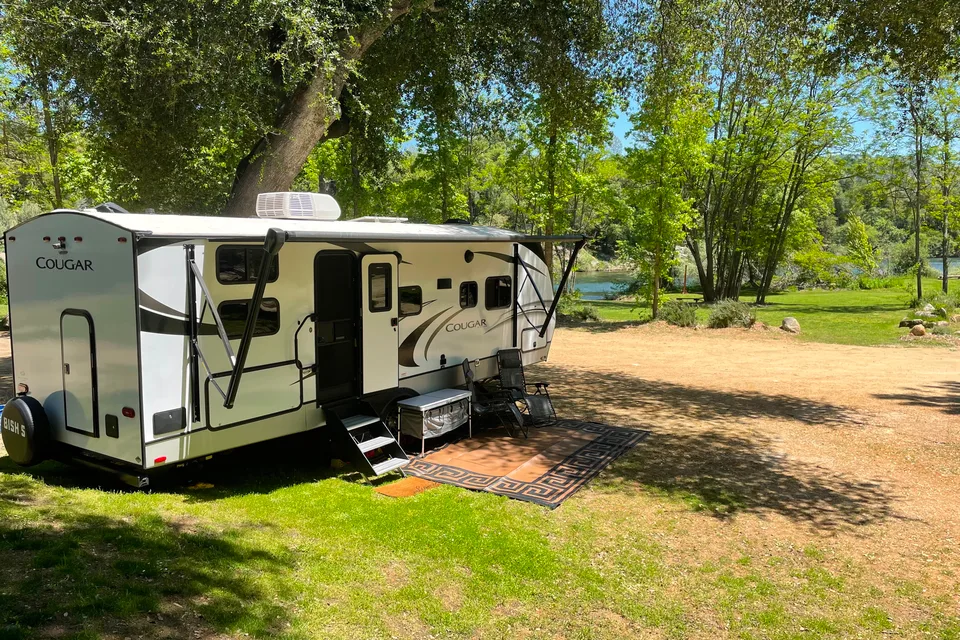30’ King Bed, Bunks, Huge Kitchen, Griddle, Kayaks, and more!!