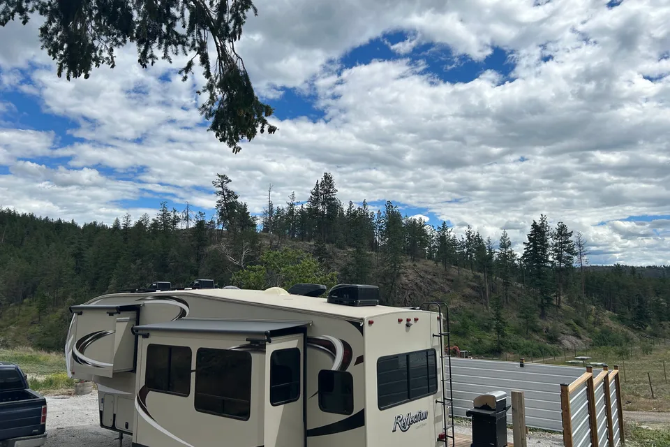 Fifth Wheel on private farm close to everything