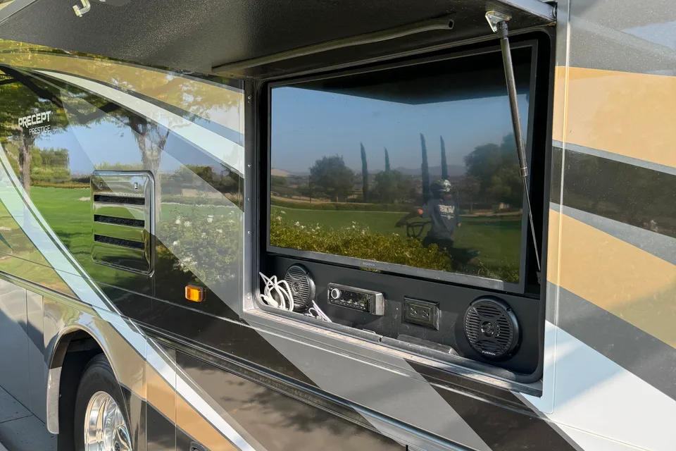 Wandering Wheels Jayco Precept Prestige Class A
