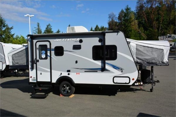 Frank's 2017 Jayco Jay Feather X17Z hybrid