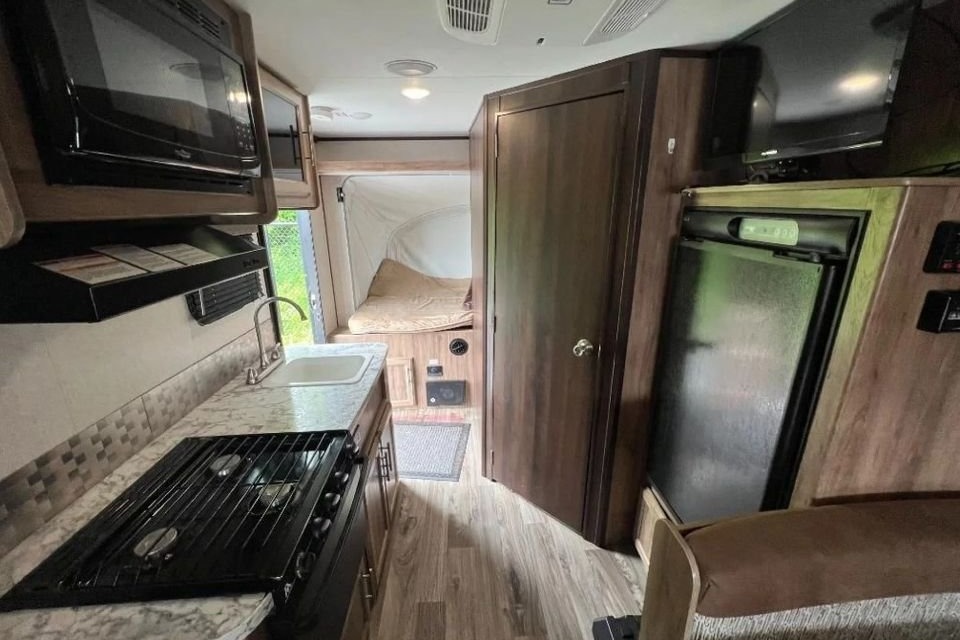 Frank's 2017 Jayco Jay Feather X17Z hybrid