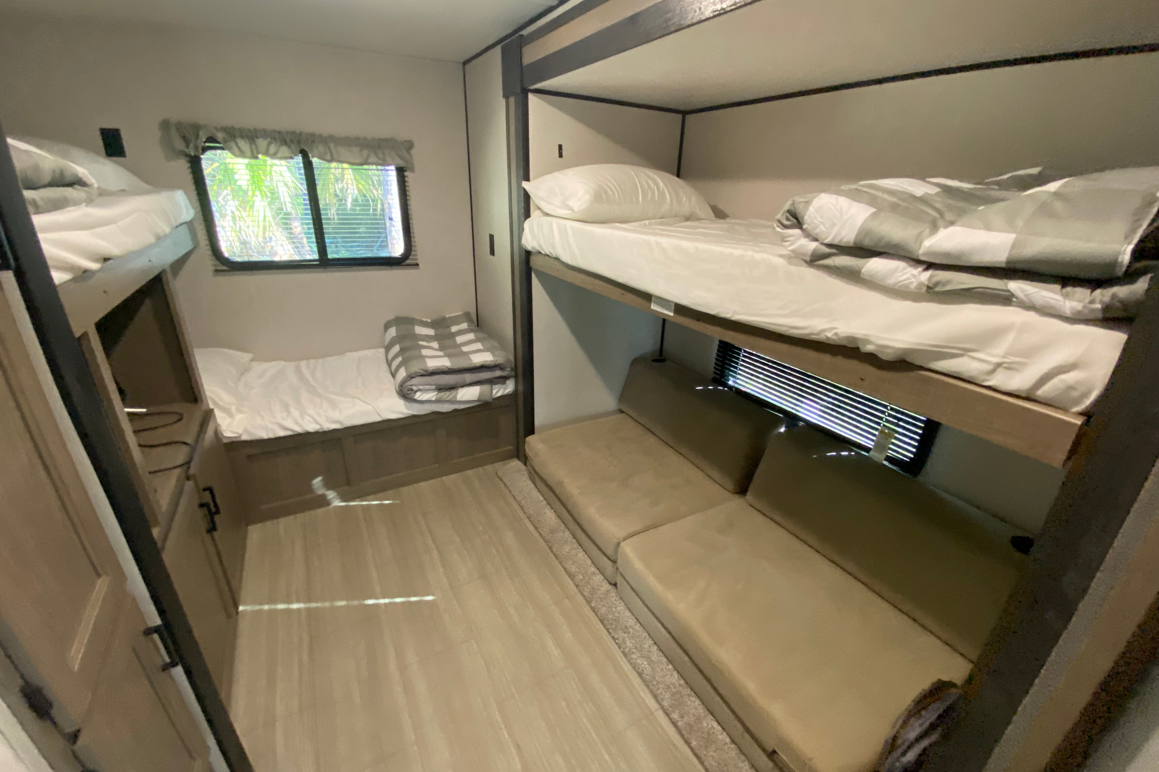 “Hideout” Keystone 318BR Bunk House (BRAND NEW)