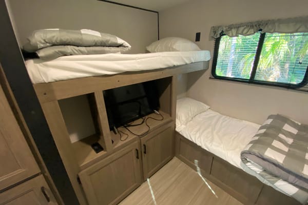 “Hideout” Keystone 318BR Bunk House (BRAND NEW)