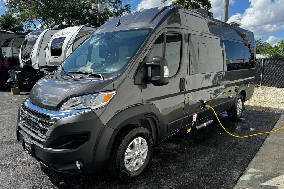 2024 Thor Dazzle Rear Bath