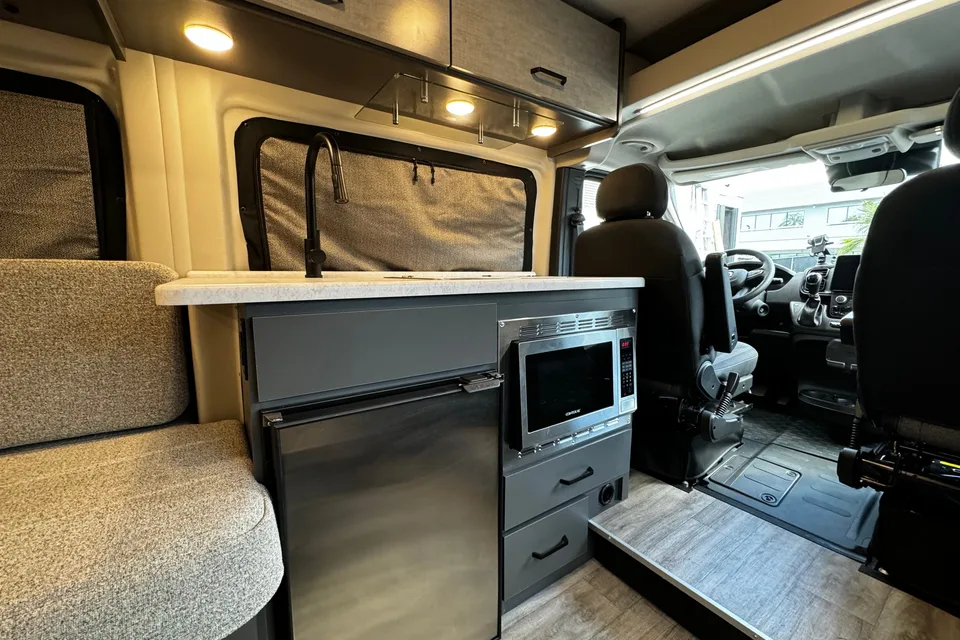 2024 Thor Dazzle Rear Bath