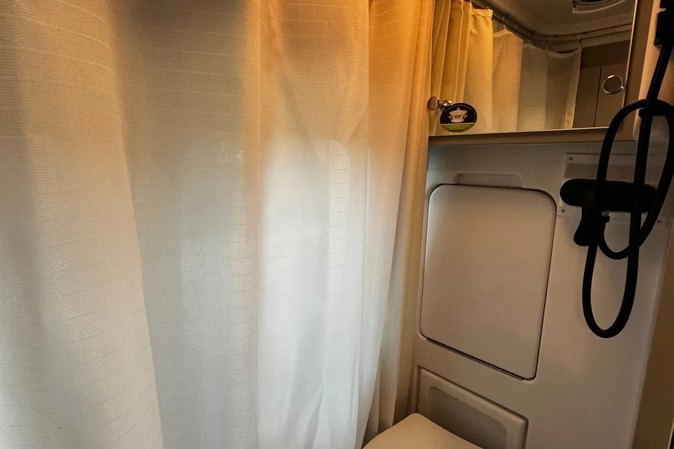2024 Thor Dazzle Rear Bath