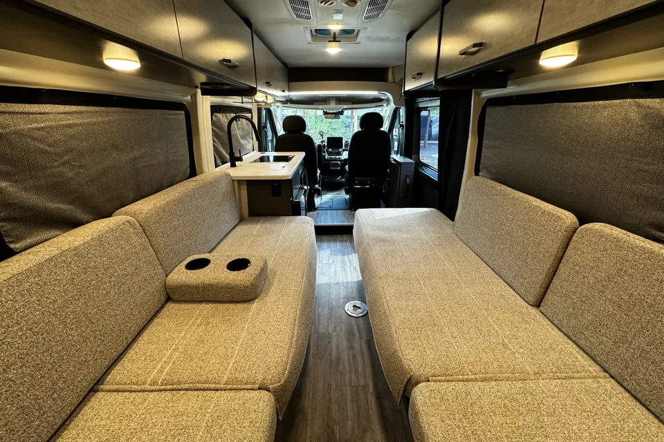2024 Thor Dazzle Rear Bath
