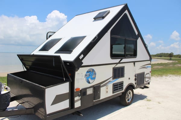 Palomino's Real Lite 12-st A-Framed pop-up Trailer