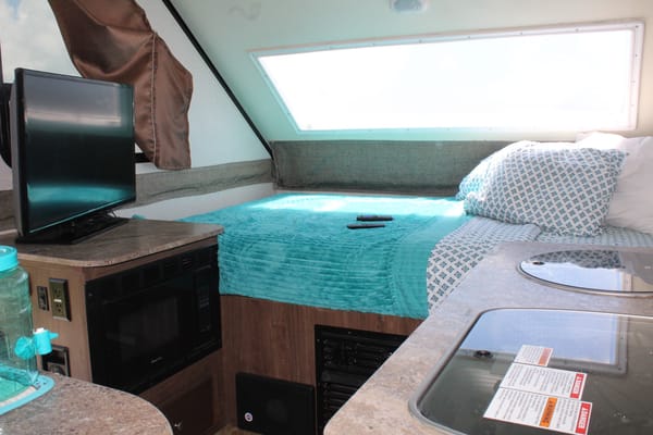 Palomino's Real Lite 12-st A-Framed pop-up Trailer