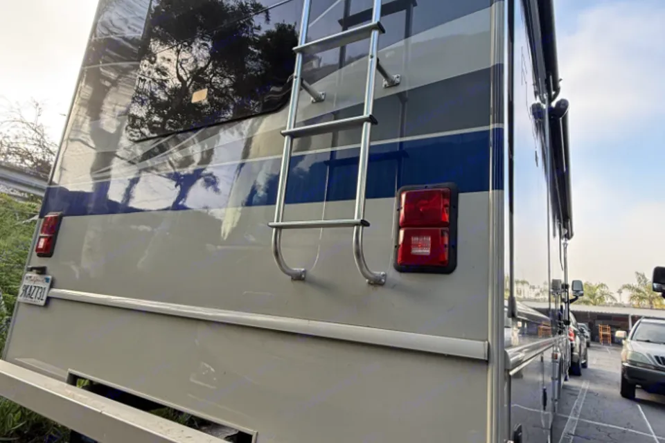 A10 Family Adventure Class A *NEW STARLINK WiFi*-2SlideOuts-Private Suite
