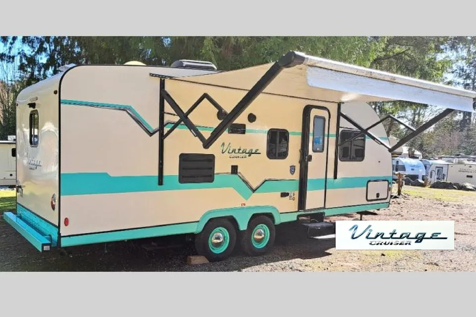 Vintage Vibes Gulf Stream Cruiser 23QBS Travel Trailer