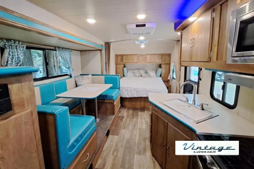 Vintage Vibes Gulf Stream Cruiser 23QBS Travel Trailer
