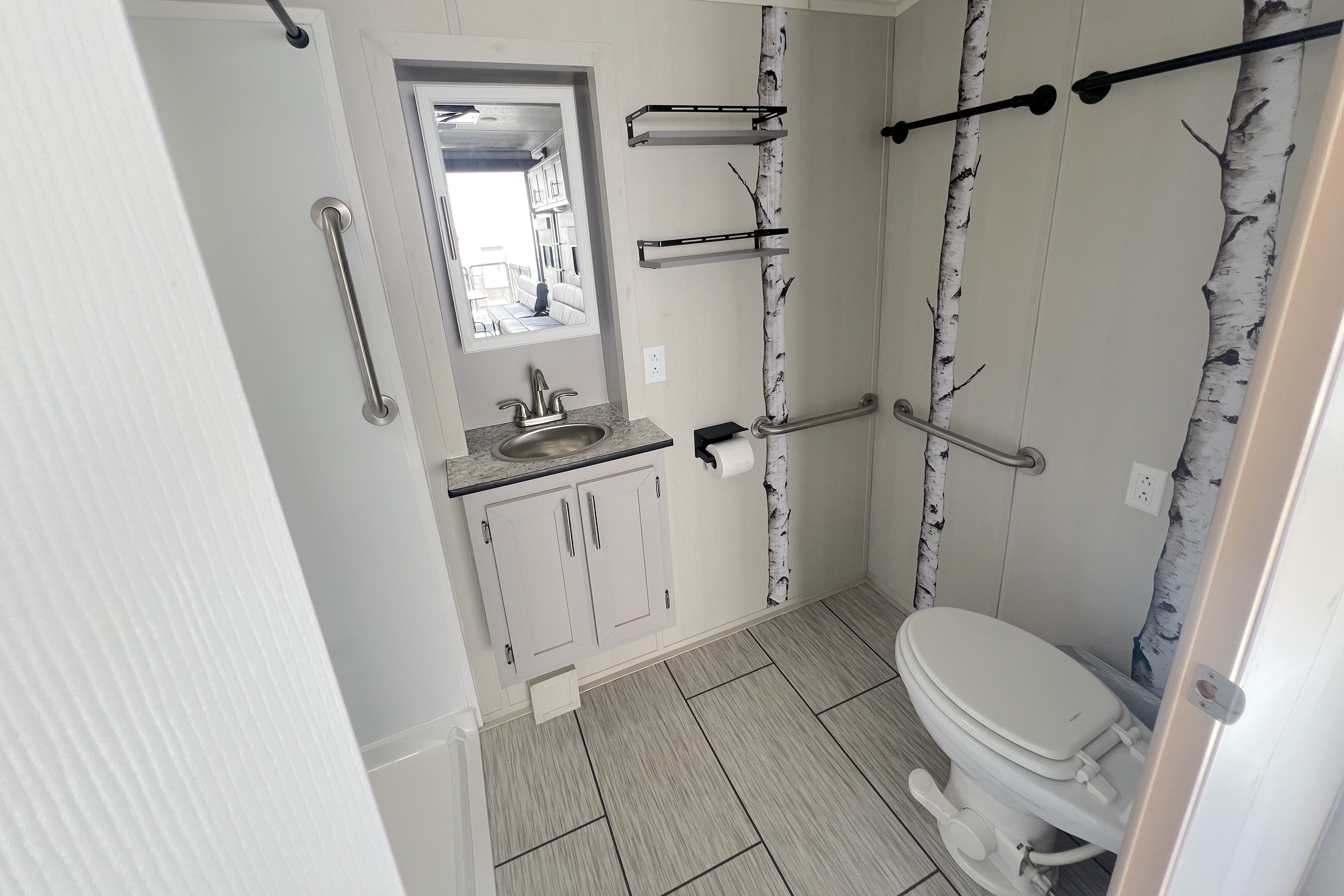 Firestorm - Huge Bathroom, Deck, Sleeps 2 Couples +