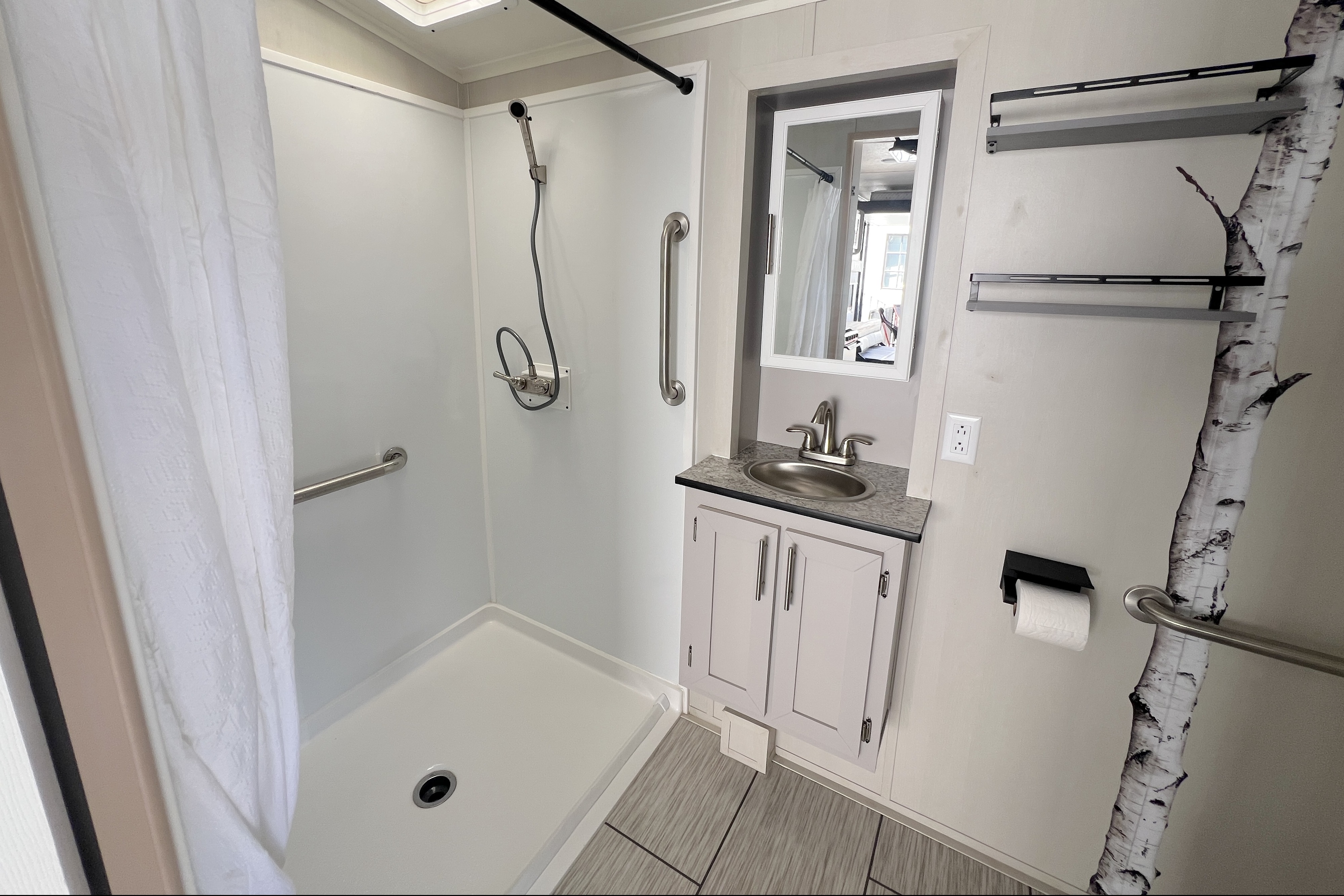 Firestorm - Huge Bathroom, Deck, Sleeps 2 Couples +