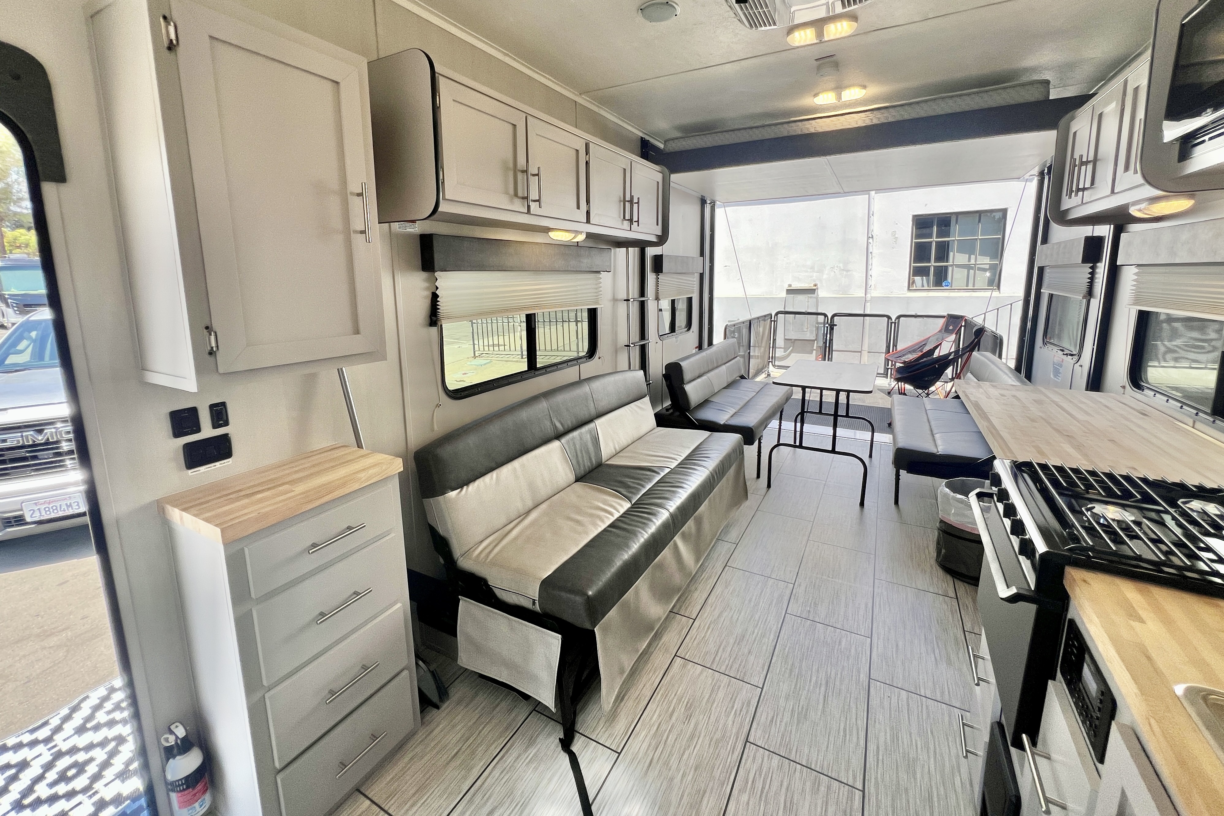 Firestorm - Huge Bathroom, Deck, Sleeps 2 Couples +