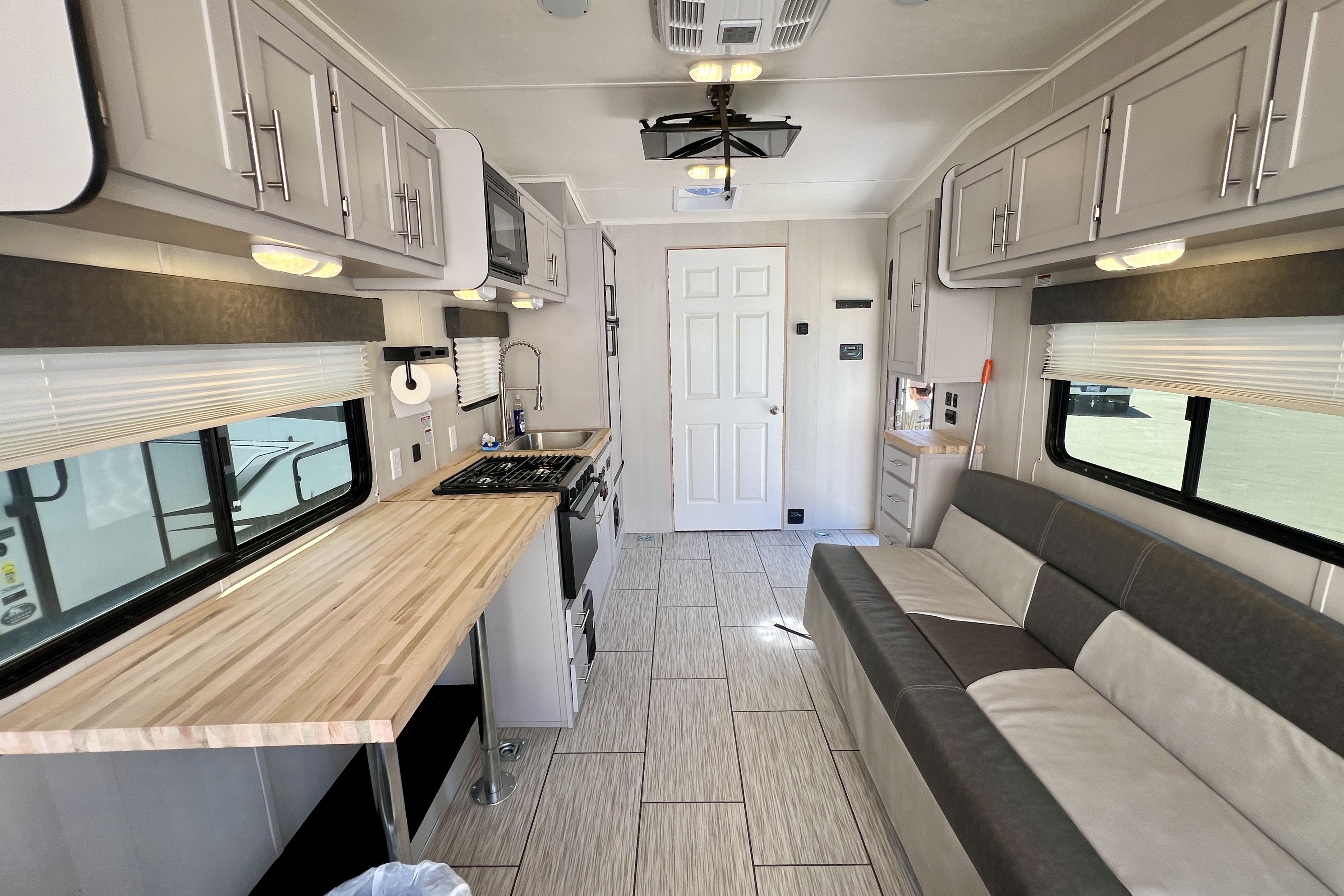 Firestorm - Huge Bathroom, Deck, Sleeps 2 Couples +