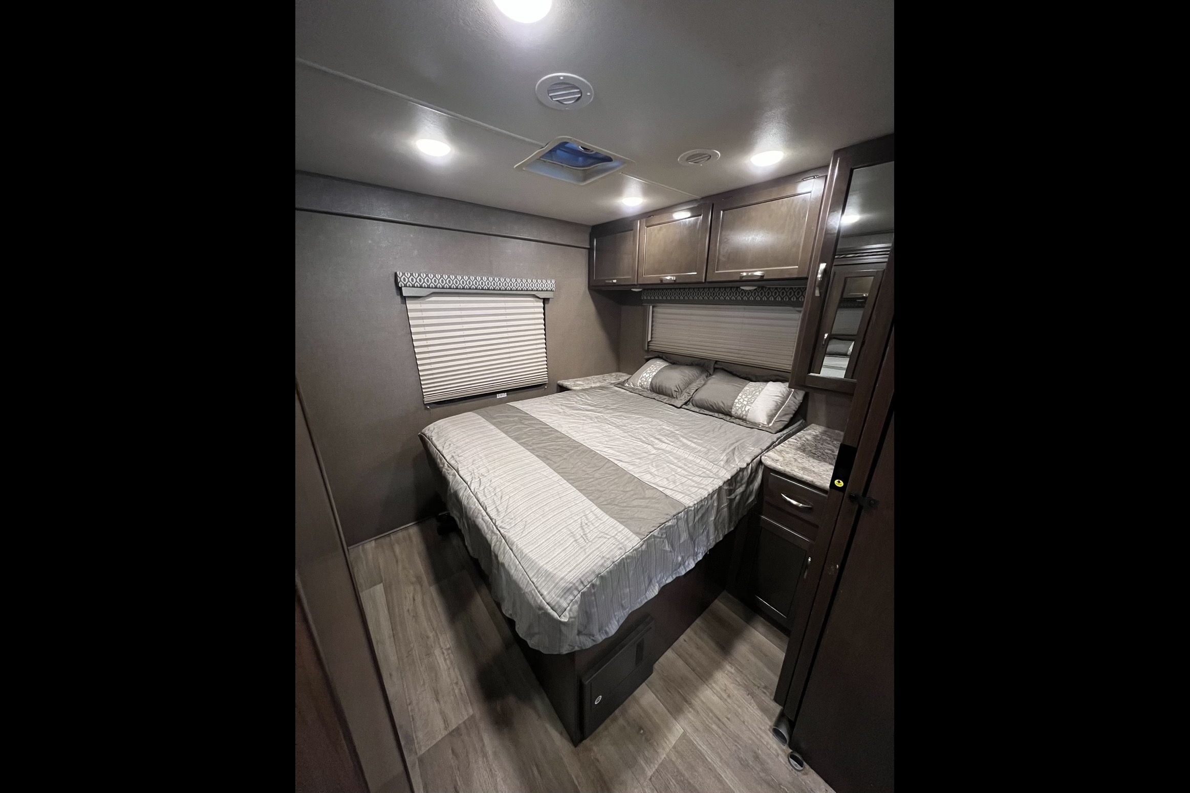 Thor Motor Coach Freedom Elite