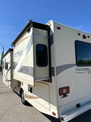 *New Listing* 2016 Thor Freedom Elite 29FE