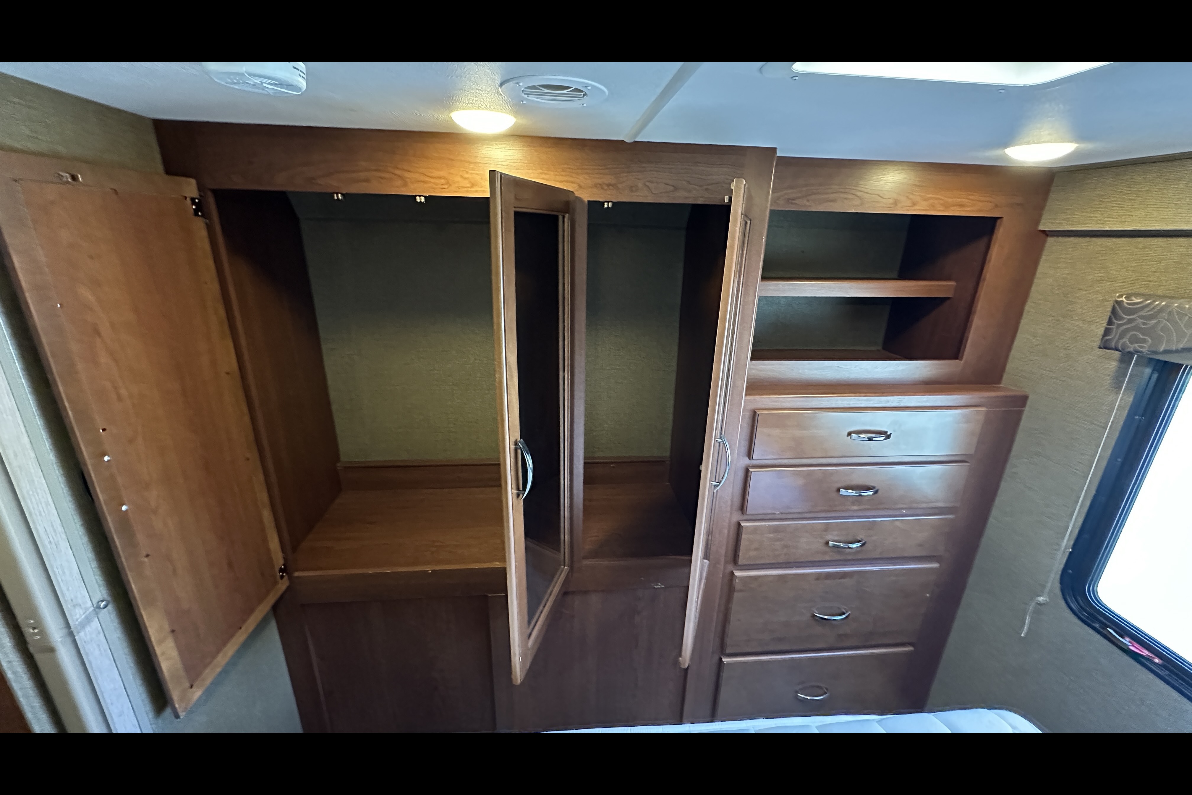 *New Listing* 2016 Thor Freedom Elite 29FE