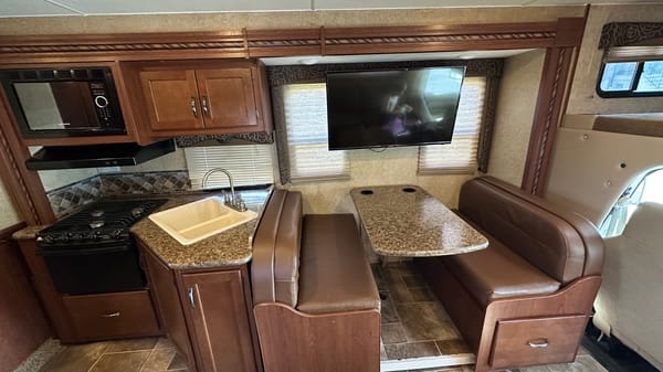 *New Listing* 2016 Thor Freedom Elite 29FE