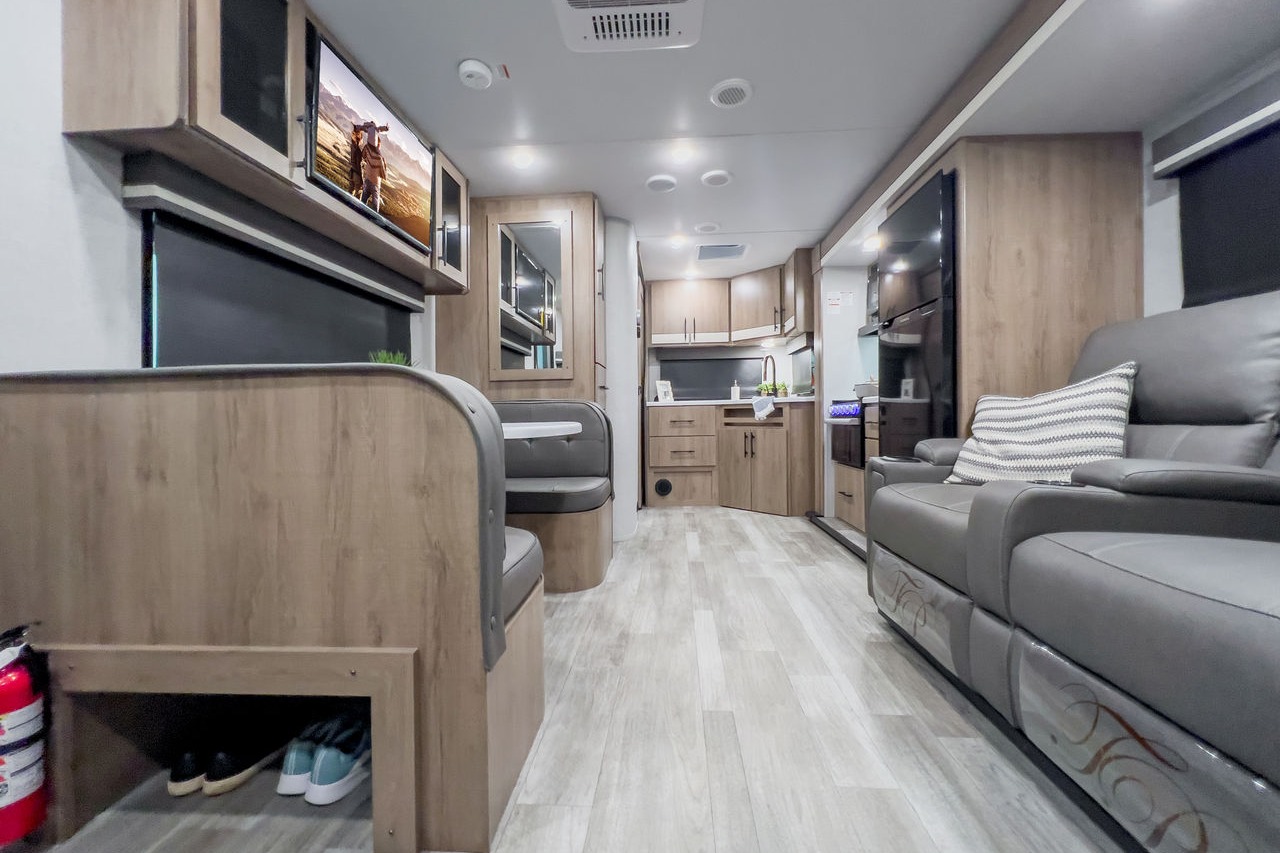 Fully Equipped Couples Glamping Travel Trailer 
