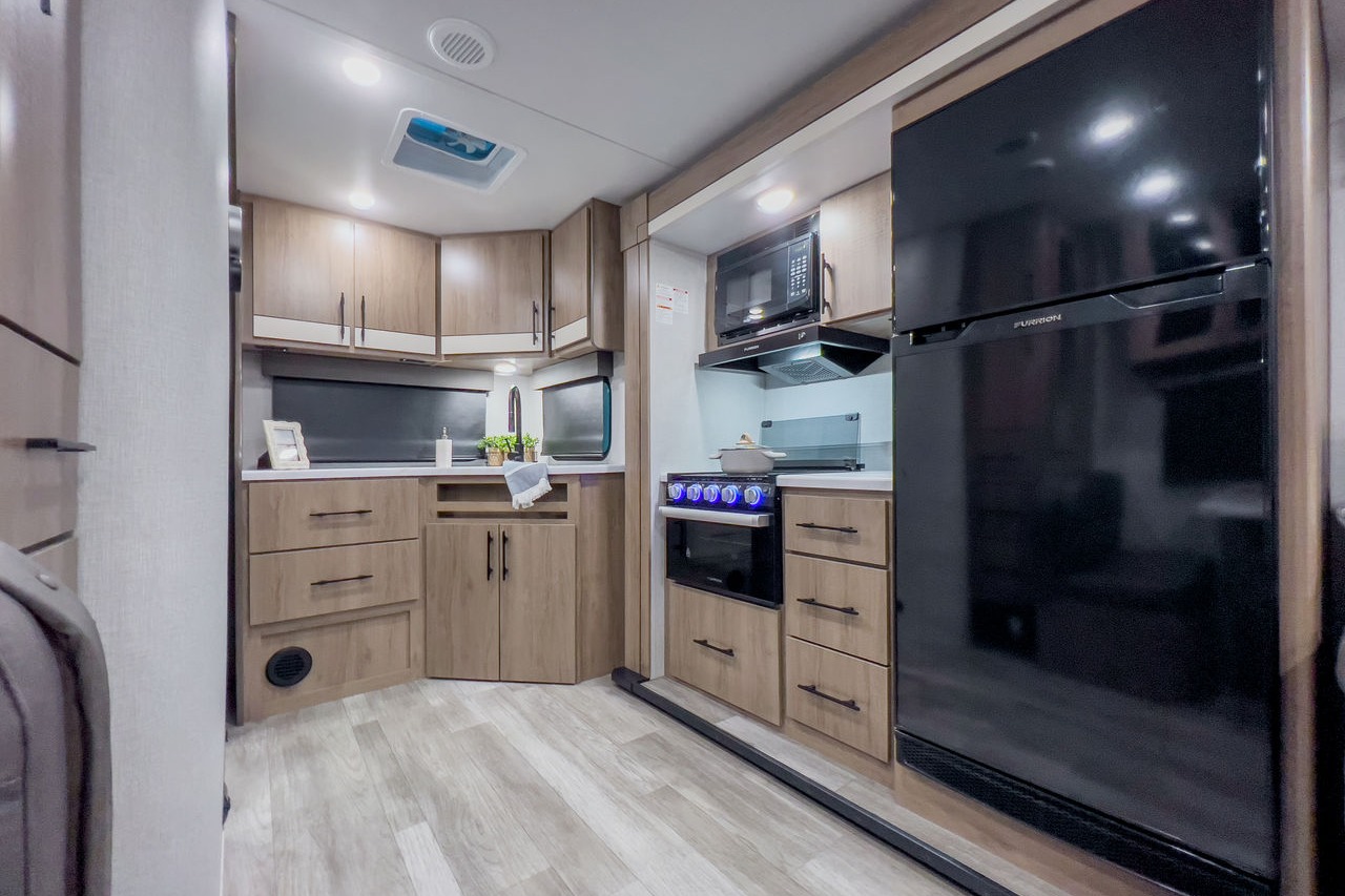 Fully Equipped Couples Glamping Travel Trailer 