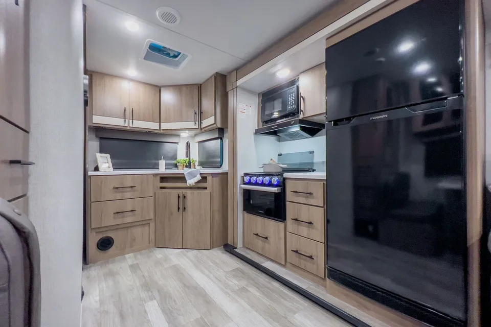 Fully Equipped Couples Glamping Travel Trailer 
