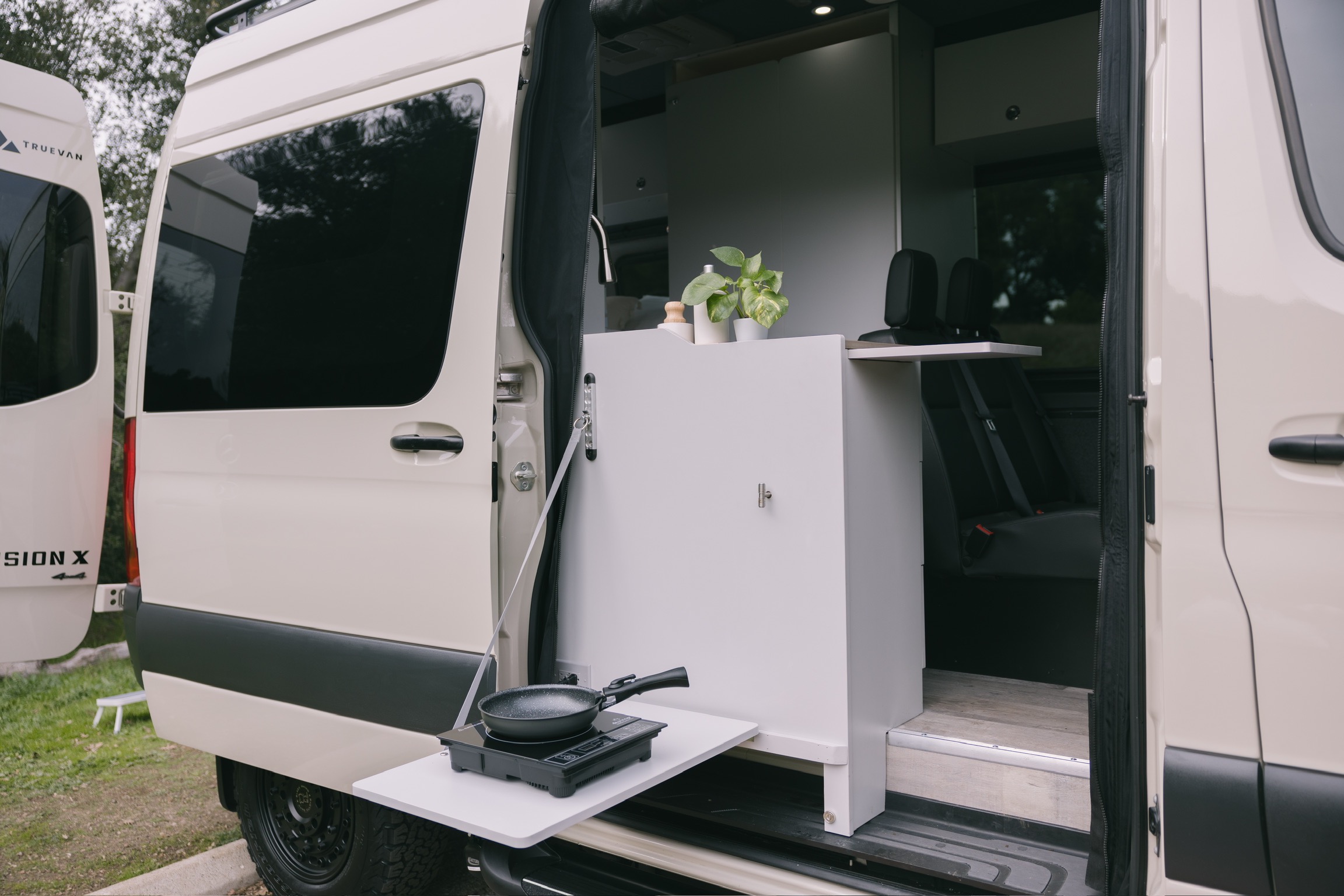 “La Explora”  LUXURY Mercedes Sprinter 4x4 Campervan