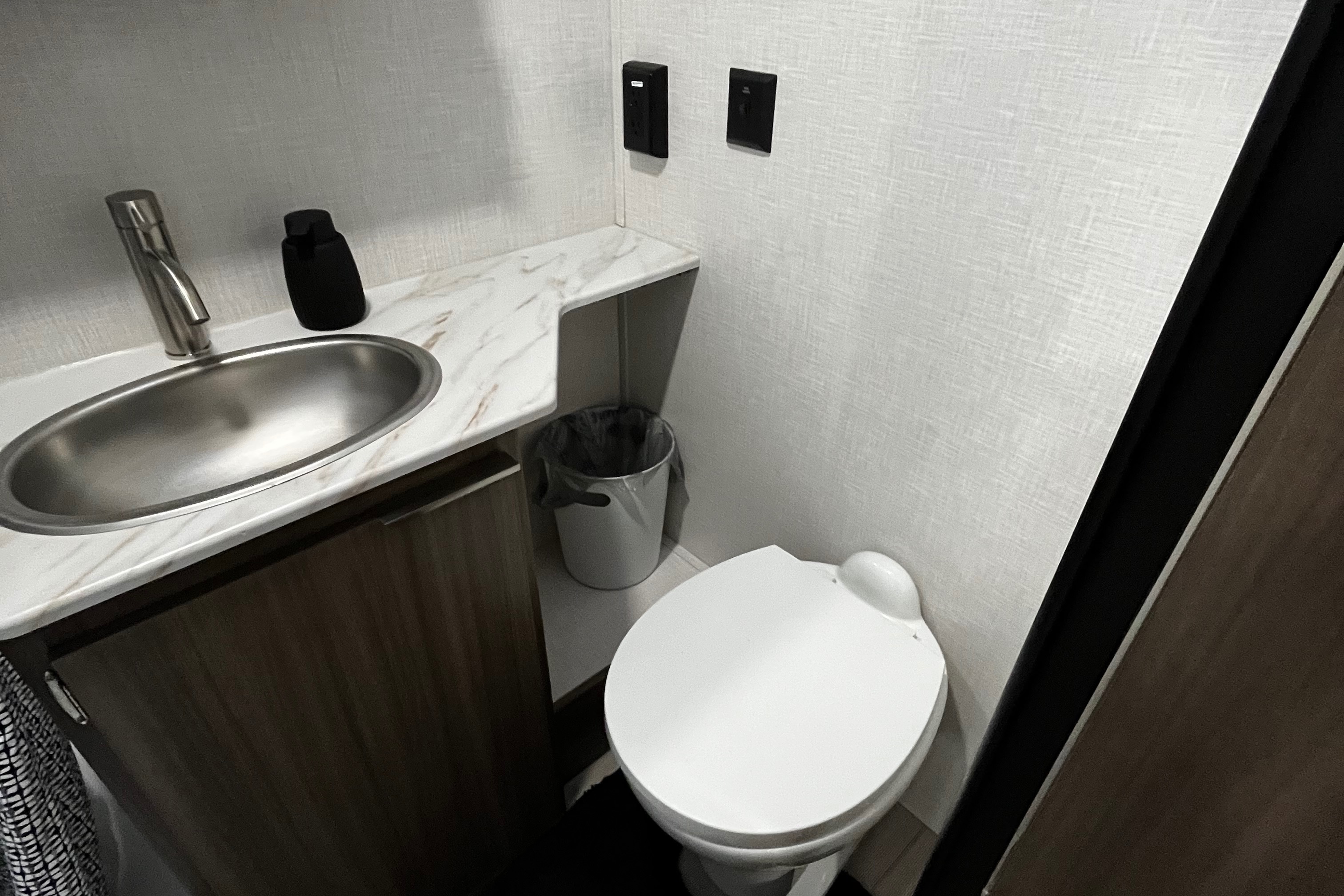 Home away from home! Fully stocked, Sleeps 4+, Pet friendly!!