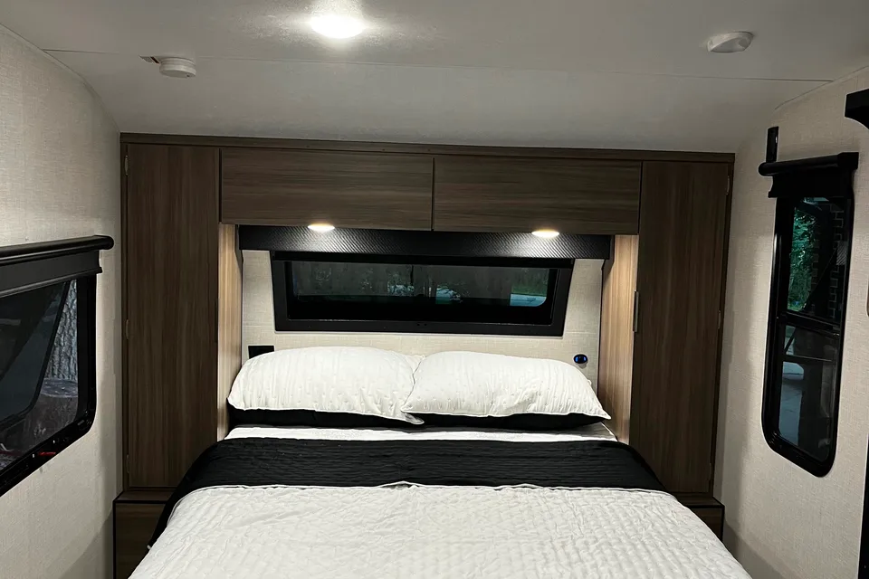 Home away from home! Fully stocked, Sleeps 4+, Pet friendly!!