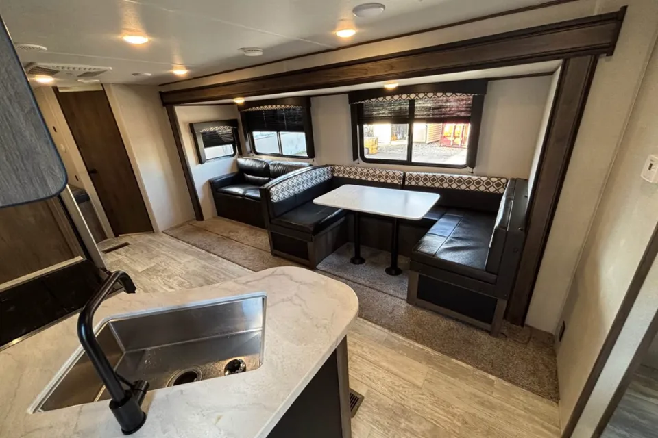 Jaydee's Prime Time 27 dbs Travel Trailer