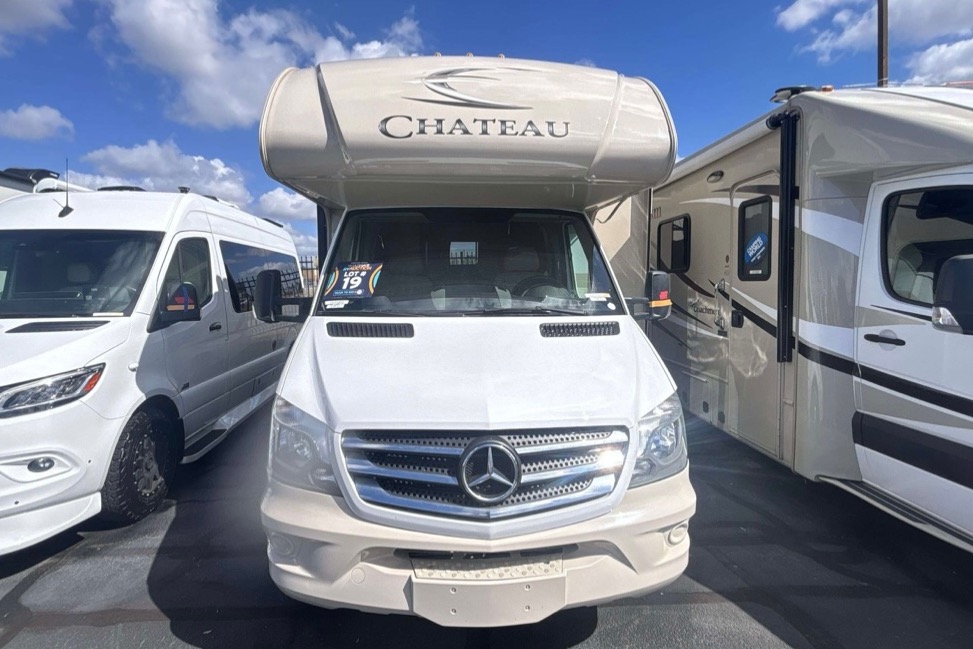 Mercedes Thor Chateau Motor Coach 24fs Class C low milage 18k