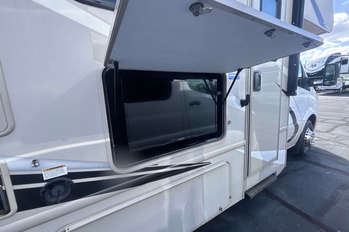 Mercedes Thor Chateau Motor Coach 24fs Class C low milage 18k