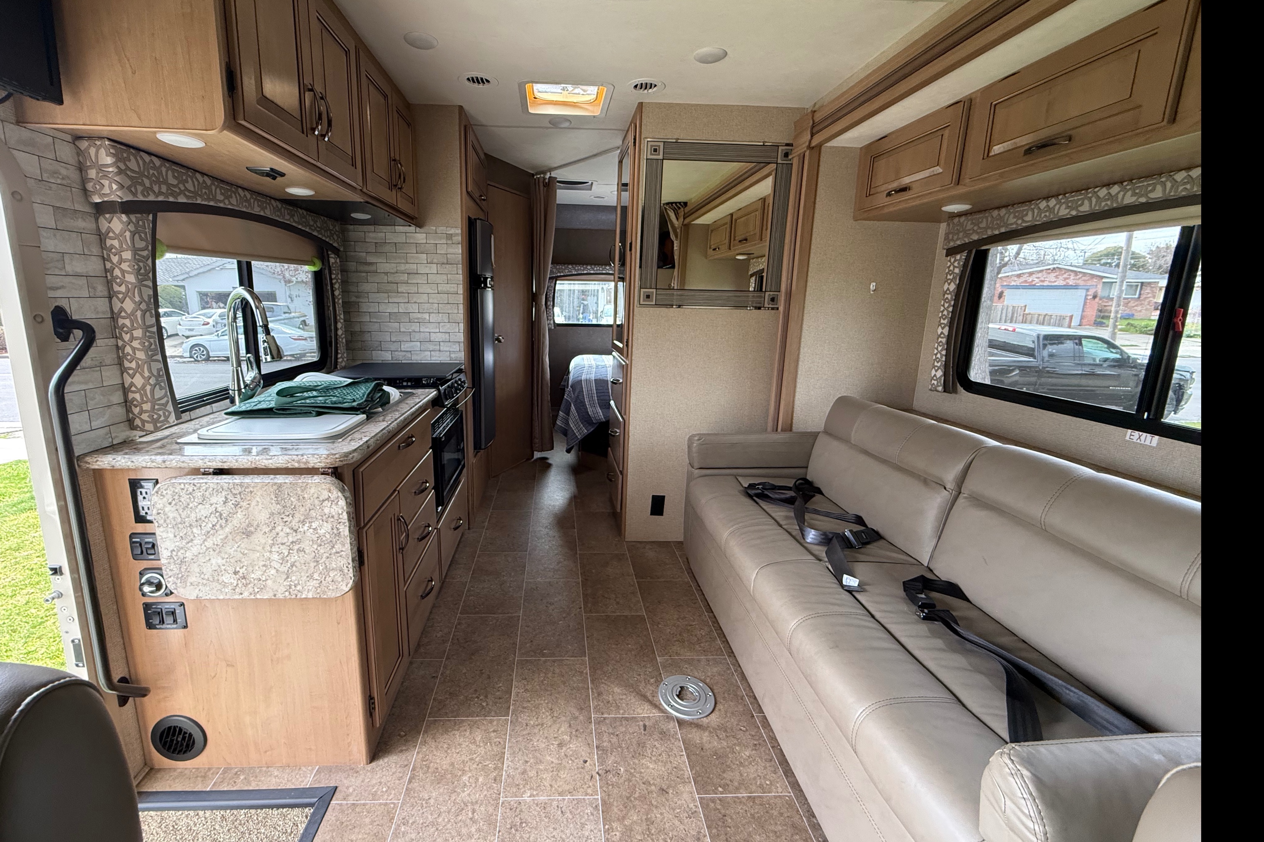Mercedes Thor Chateau Motor Coach 24fs Class C low milage 18k