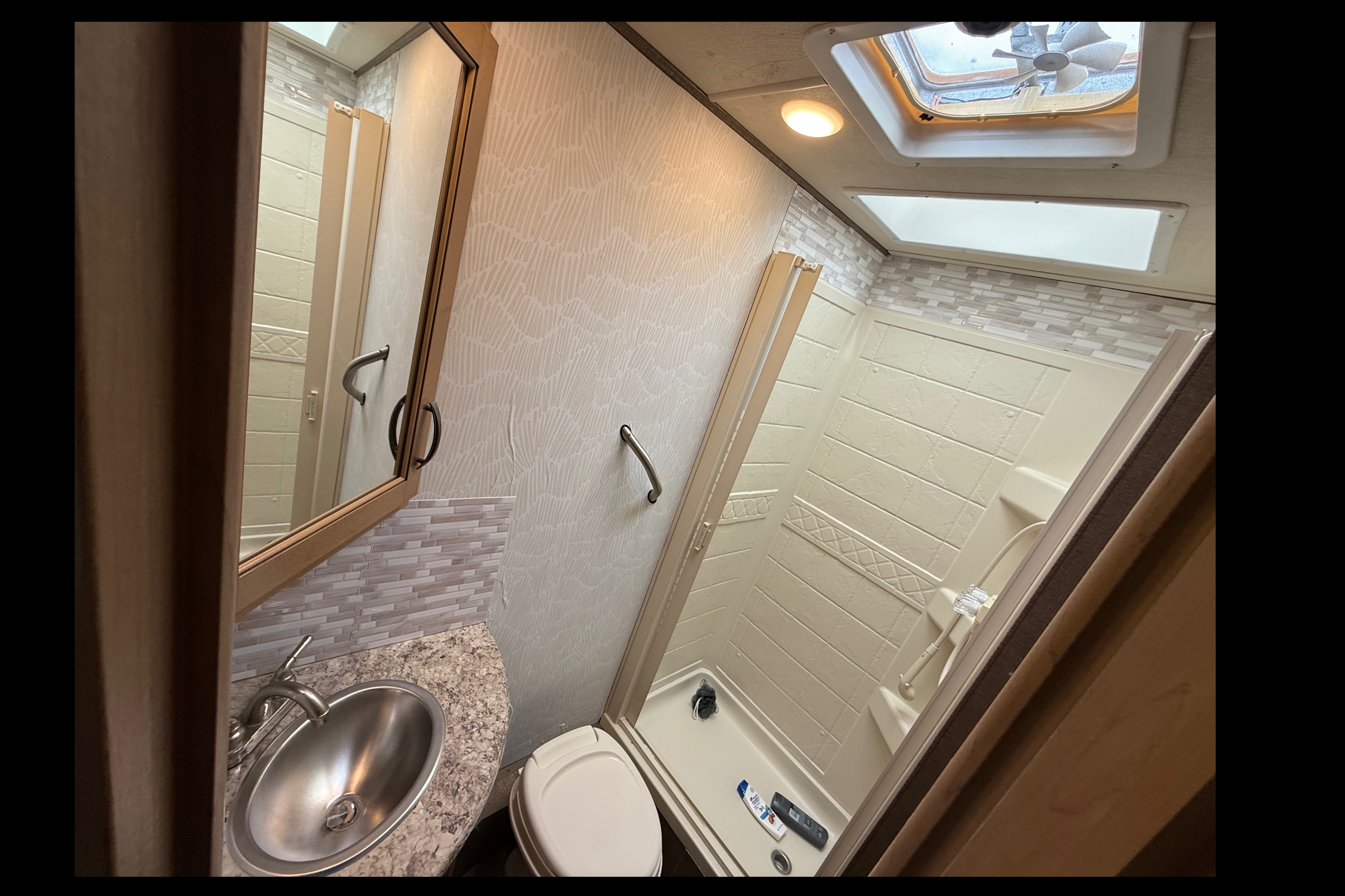 Mercedes Thor Chateau Motor Coach 24fs Class C low milage 18k