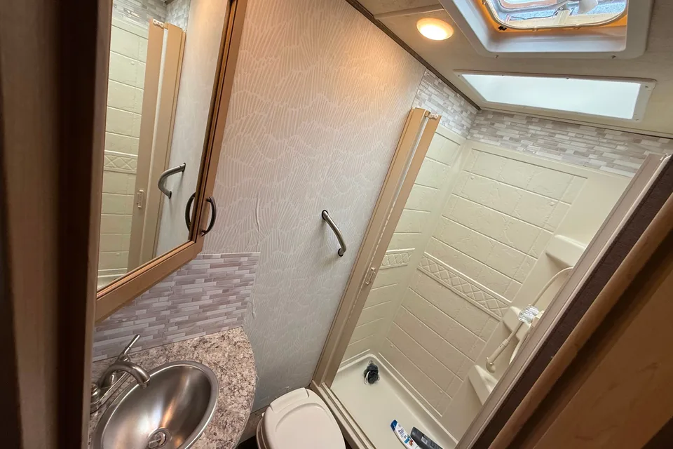 Mercedes Thor Chateau Motor Coach 24fs Class C low milage 18k
