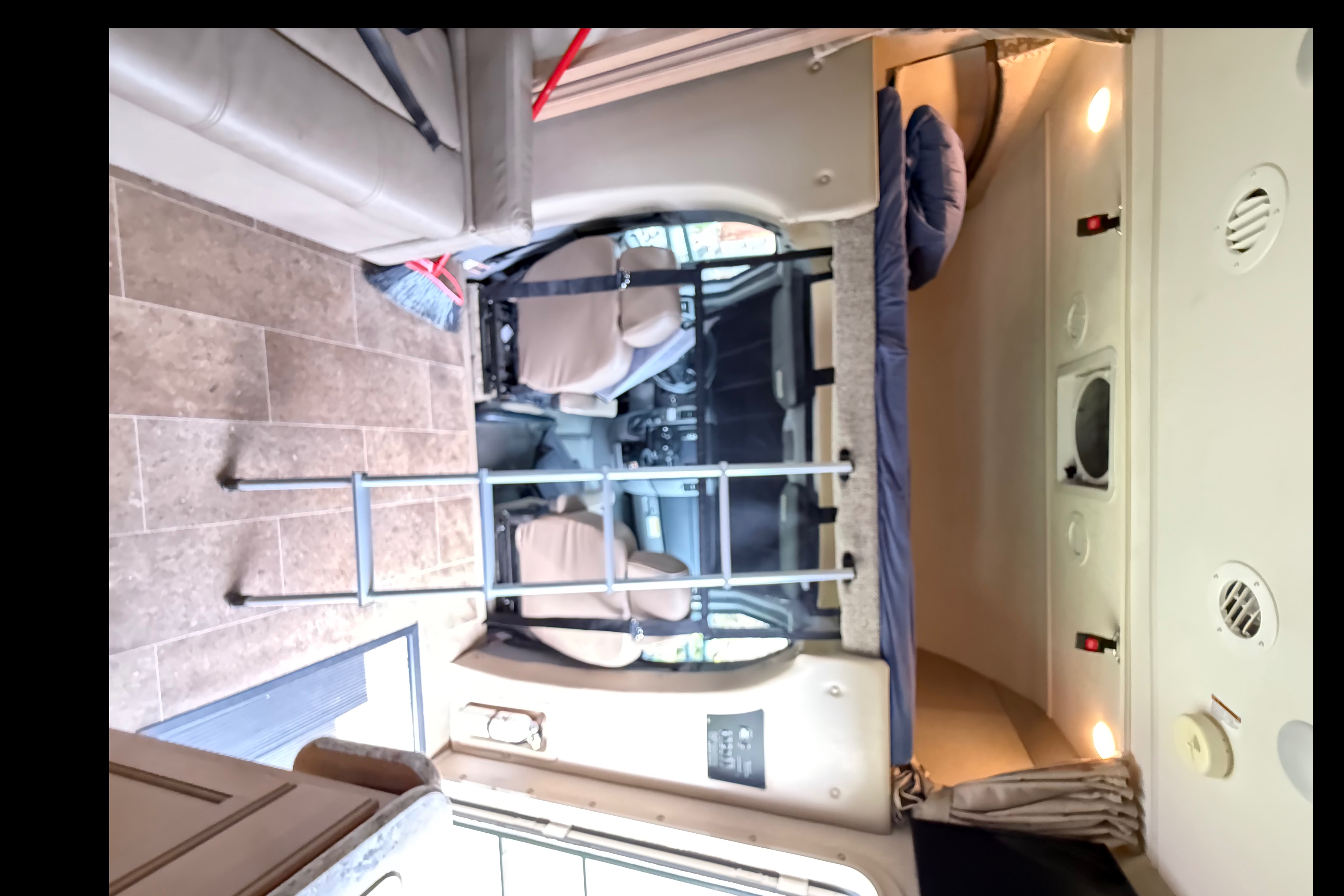 Mercedes Thor Chateau Motor Coach 24fs Class C low milage 18k