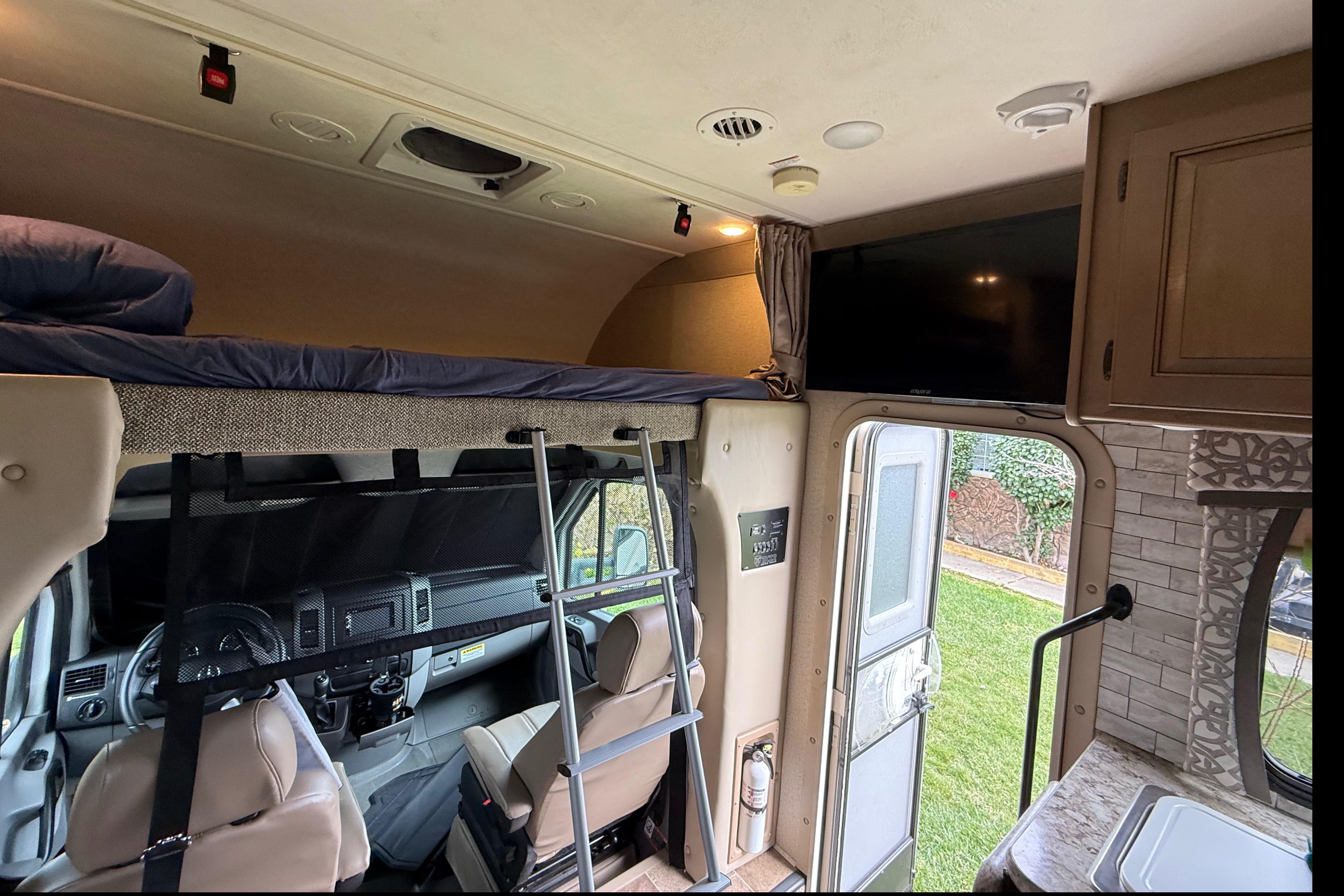 Mercedes Thor Chateau Motor Coach 24fs Class C low milage 18k